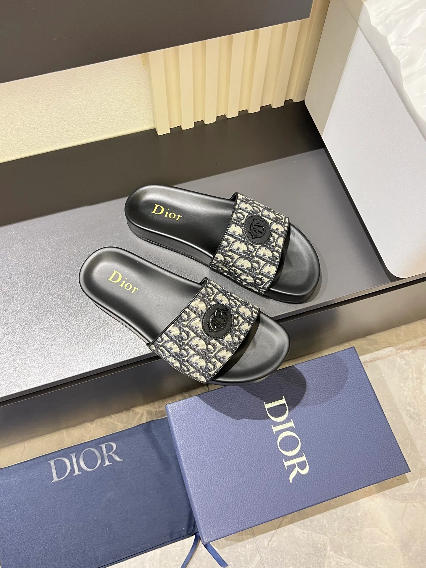 Men's men's shoes 💰p300 Size 38-45 Dior Dior's latest H-Town series Oblique thick sole slippers sandals Original purchase development and production This Dior H-Town sandals pay tribute to the classic logo of sports style and highlight Dior's high-end spirit. Crafted from black rubber with a beige and black Oblique printed upper, it's accentuated with tonal calfskin details. The rubber sole incorporates a variety of elements and is embellished with the Dior logo for a refined, futuristic look. Can be worn with shorts or jeans. Comes with exquisite packaging at the counter 🛍📦 ▪️ Fabric: Original customized imported Oblique embroidery ▪️ Lining: Imported soft sheepskin ▪️ Sole: Original molded ultra-light foam material ▪️ Bottom thickness: 4CM